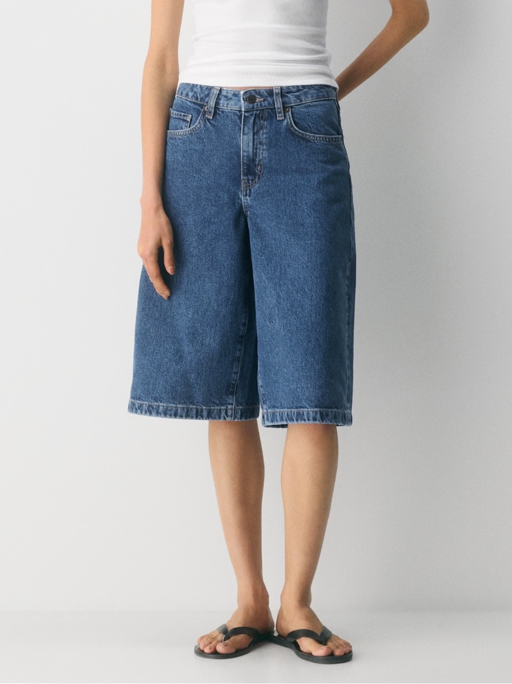Aritzia Wilfred Publicity Below-Knee Denim Short in No-Stress Medium Blue